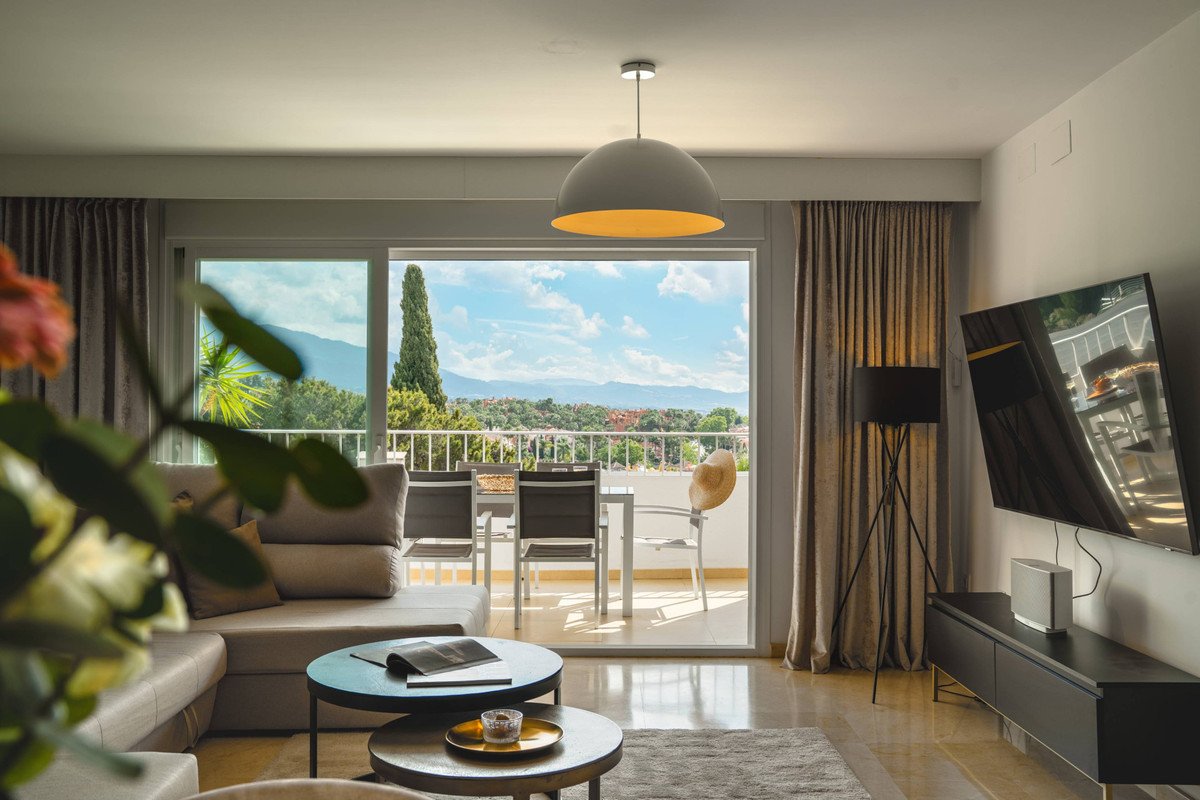 4 Bed Middle Floor Apartment in Nueva Andalucía