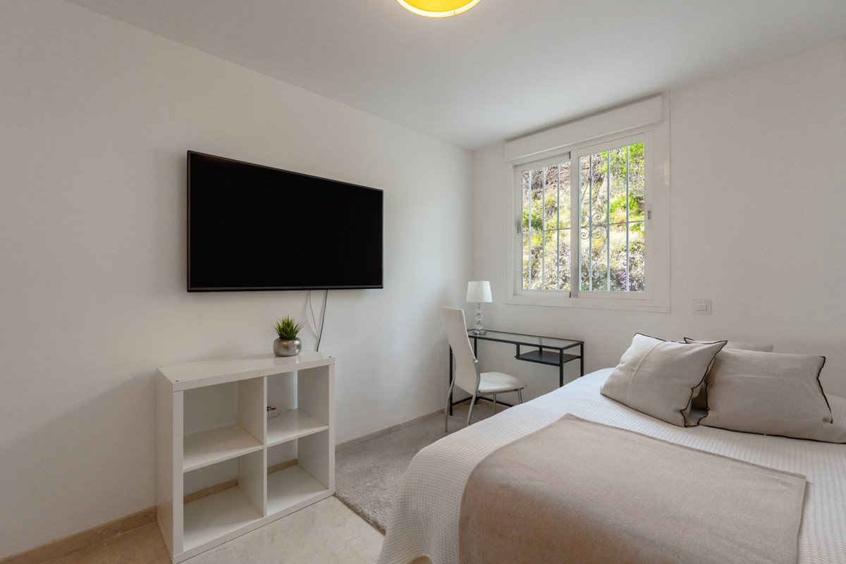 4 Bed Middle Floor Apartment in Nueva Andalucía
