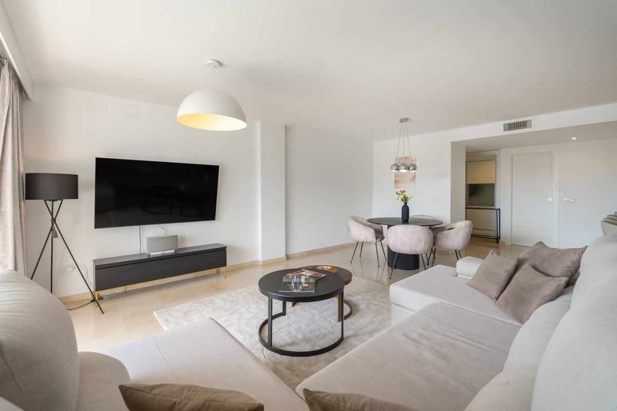 4 Bed Middle Floor Apartment in Nueva Andalucía