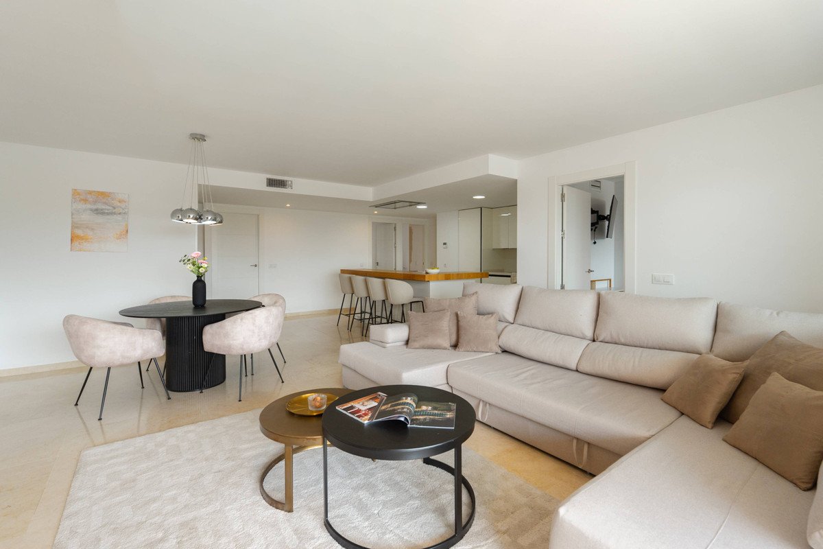 4 Bed Middle Floor Apartment in Nueva Andalucía