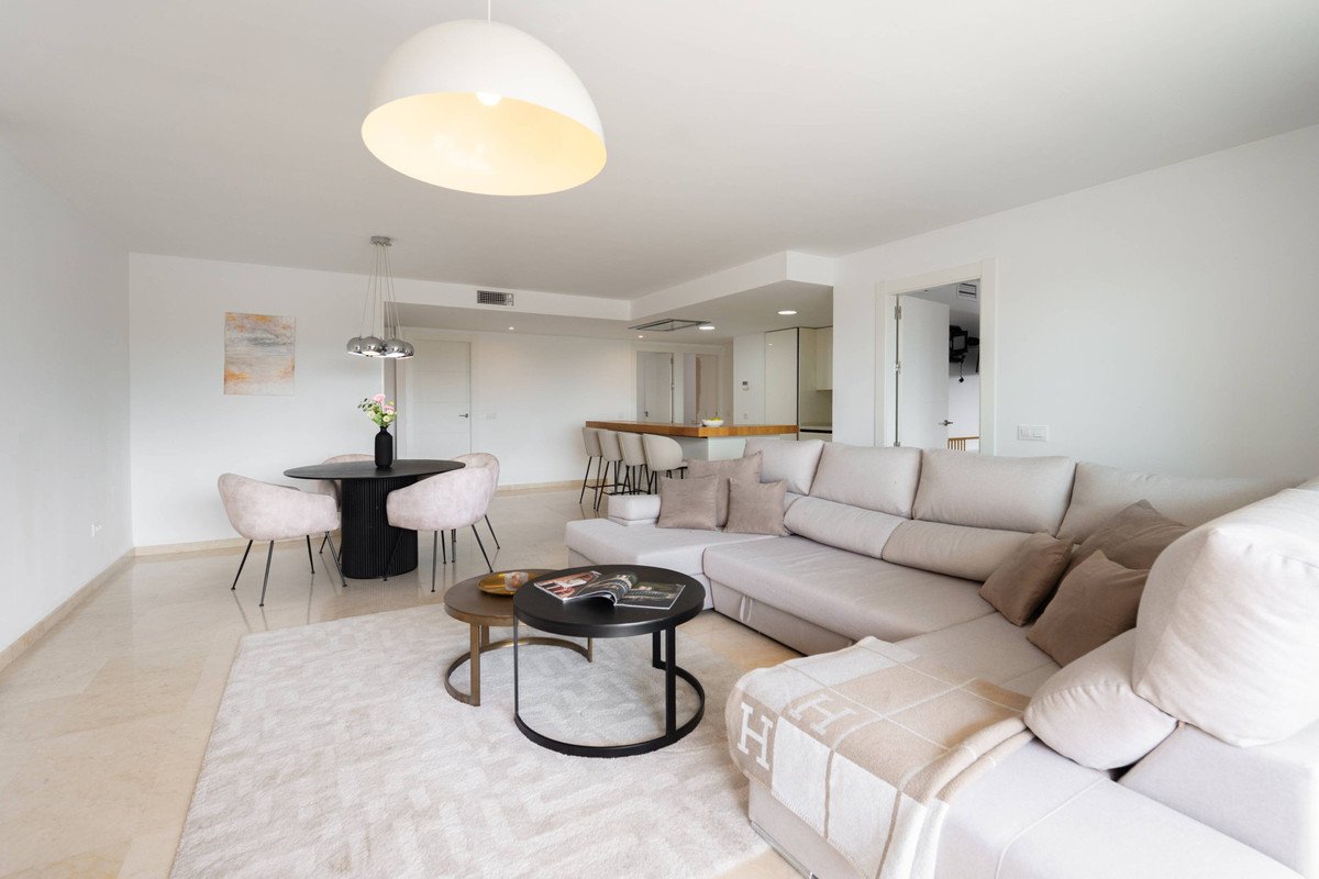 4 Bed Middle Floor Apartment in Nueva Andalucía