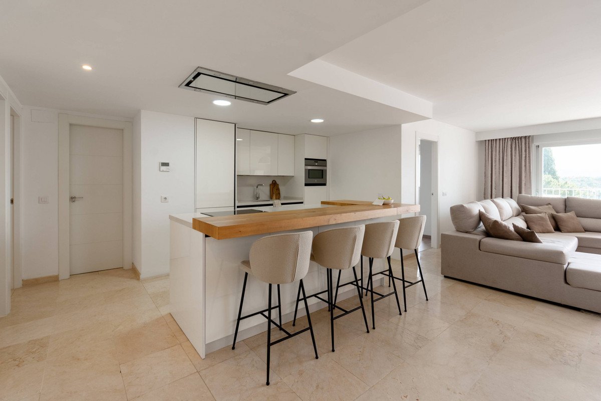 4 Bed Middle Floor Apartment in Nueva Andalucía