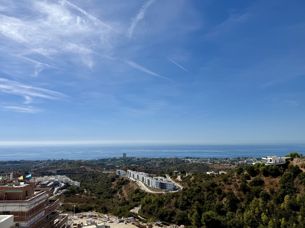 2 Bed Middle Floor Apartment in Marbella