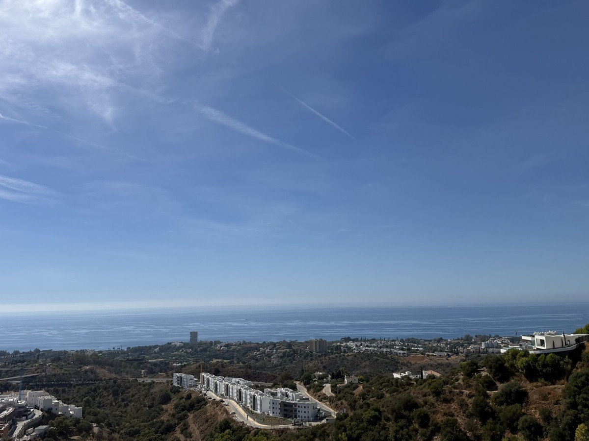 2 Bed Middle Floor Apartment in Marbella