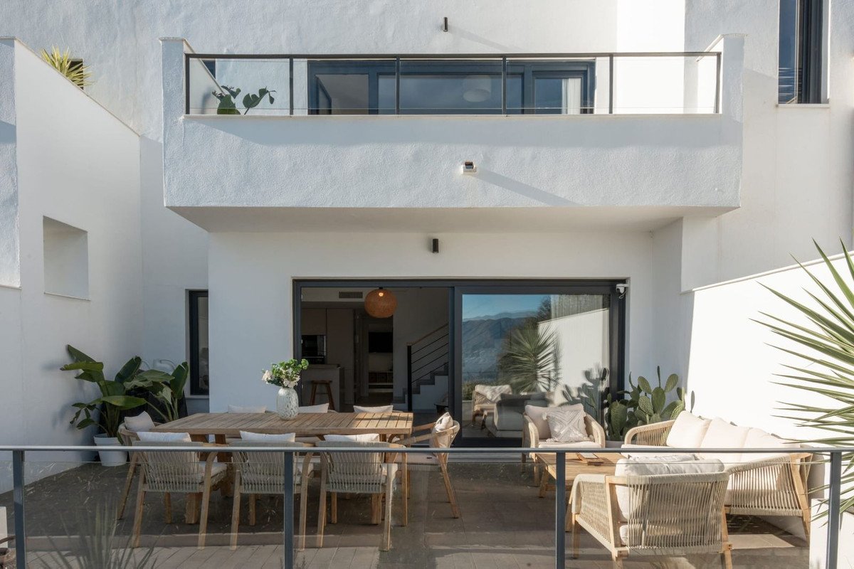 4 Bed Townhouse in La Mairena