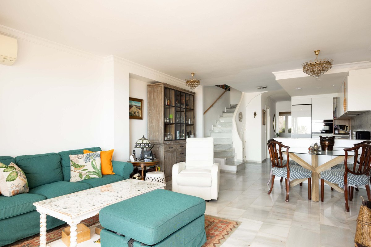 2 Bed Middle Floor Apartment in Calahonda