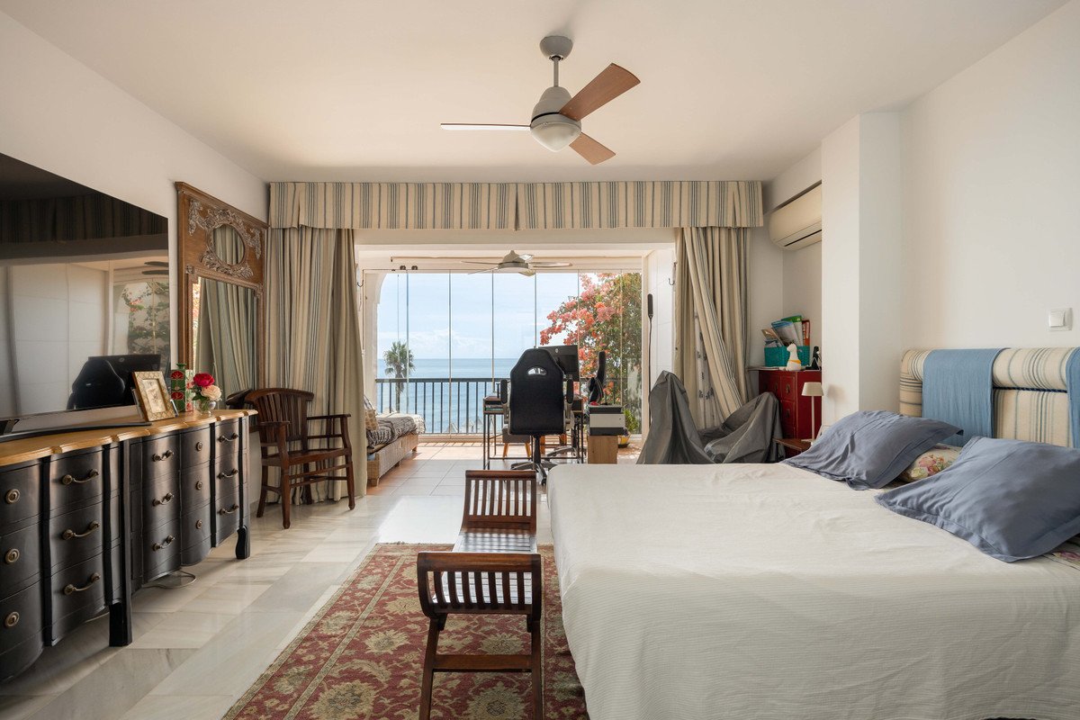 2 Bed Middle Floor Apartment in Calahonda