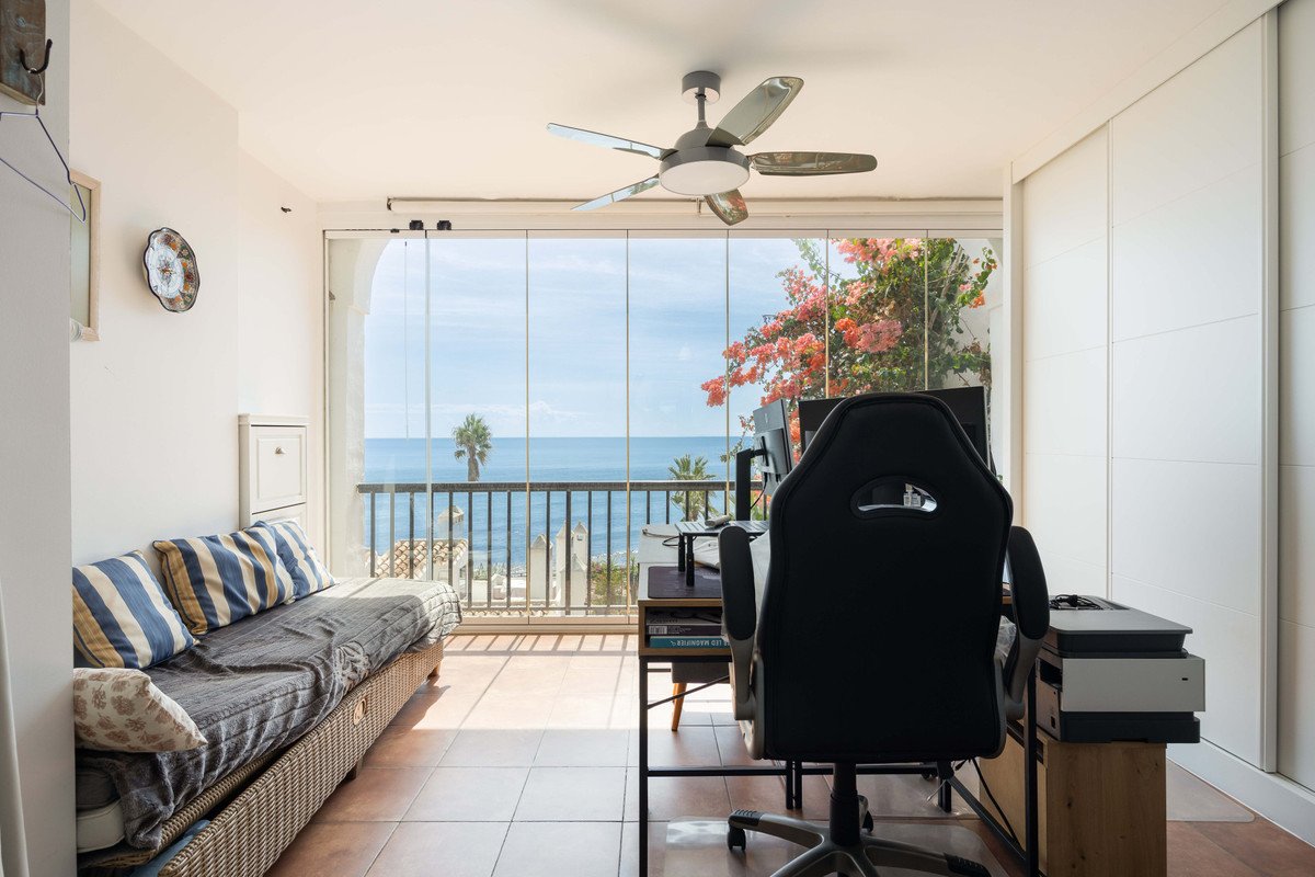 2 Bed Middle Floor Apartment in Calahonda
