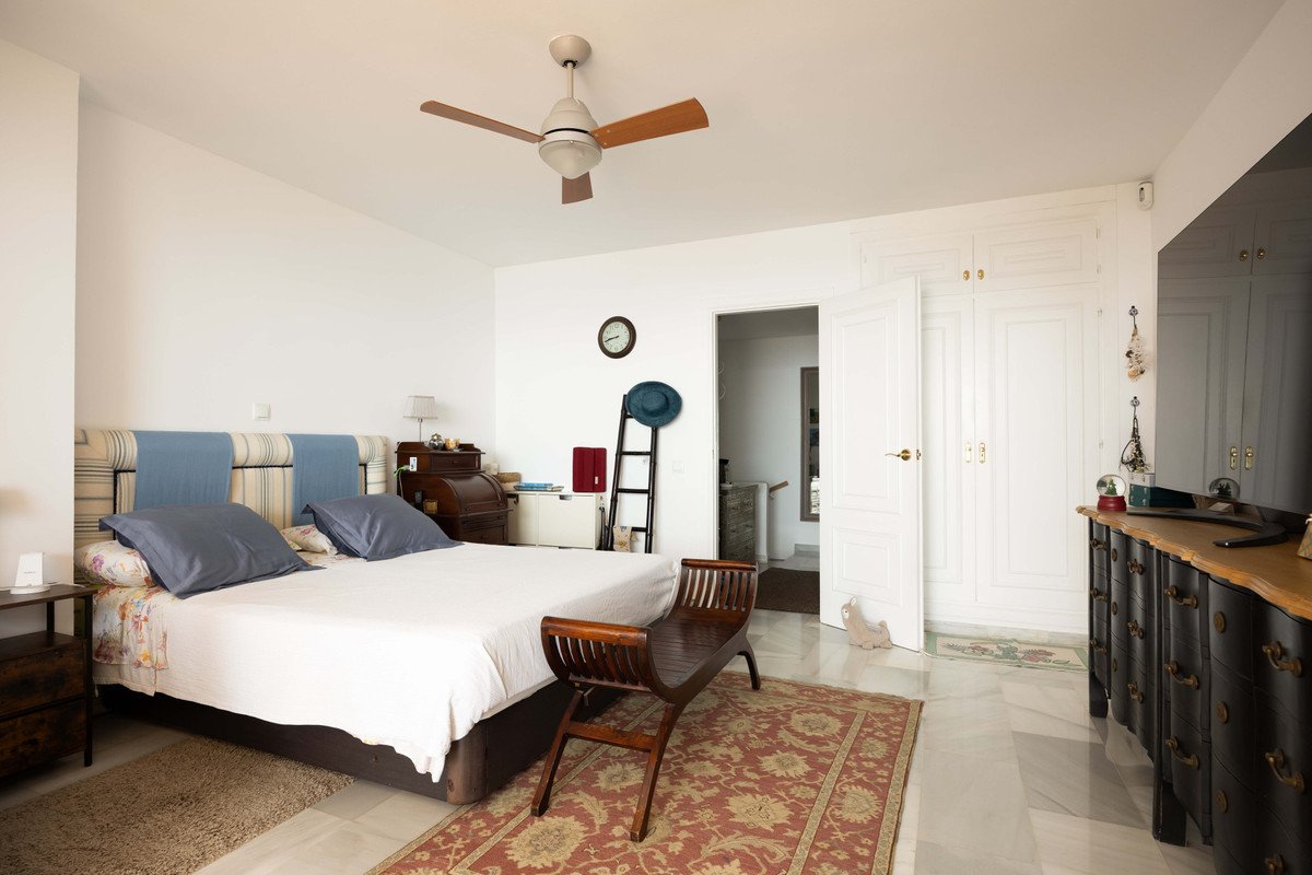 2 Bed Middle Floor Apartment in Calahonda