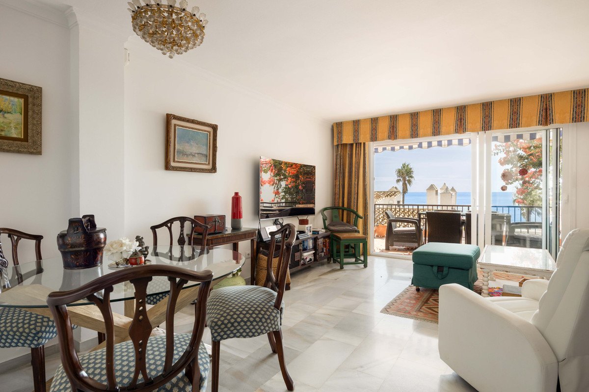 2 Bed Middle Floor Apartment in Calahonda