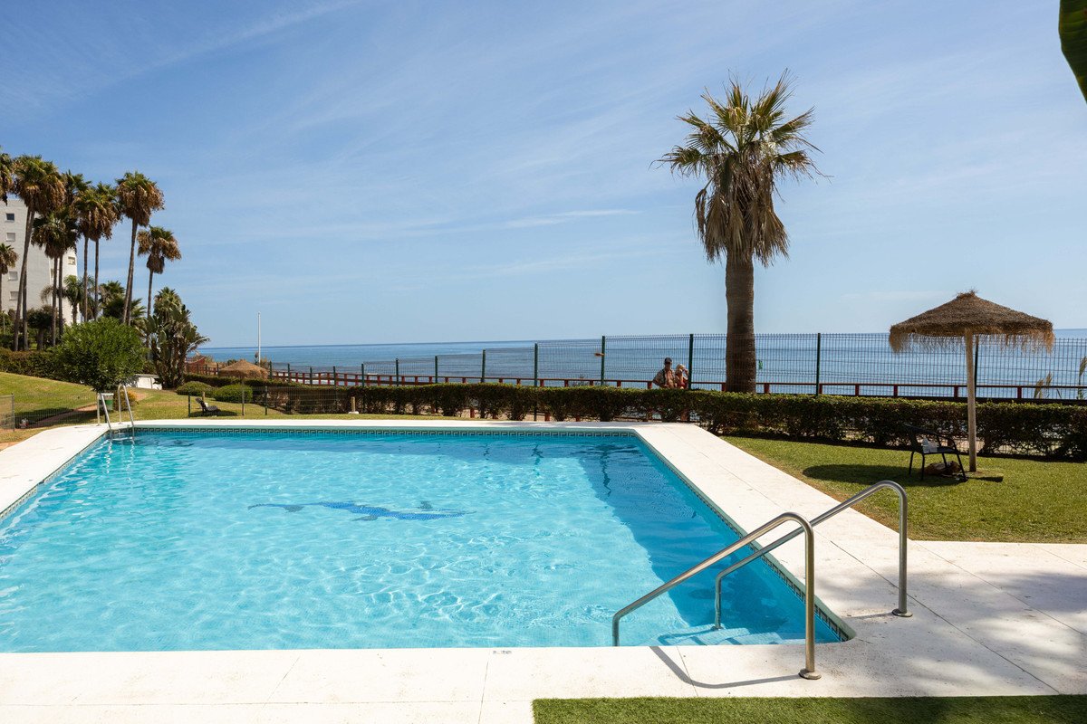 2 Bed Middle Floor Apartment in Calahonda