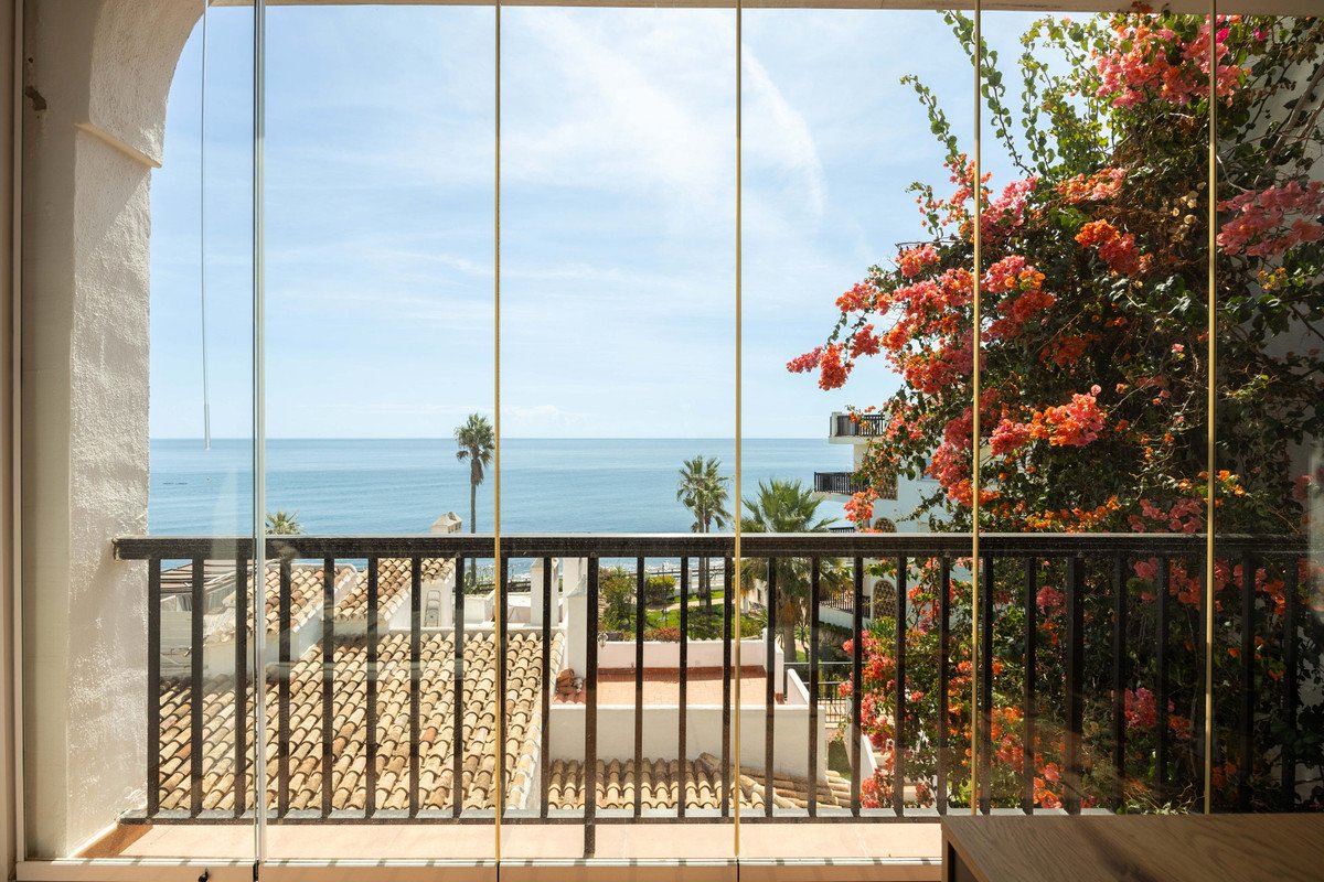 2 Bed Middle Floor Apartment in Calahonda