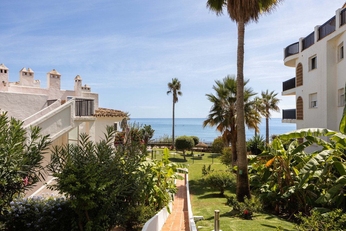 2 Bed Middle Floor Apartment in Calahonda