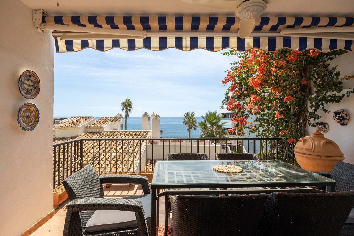2 Bed Middle Floor Apartment in Calahonda