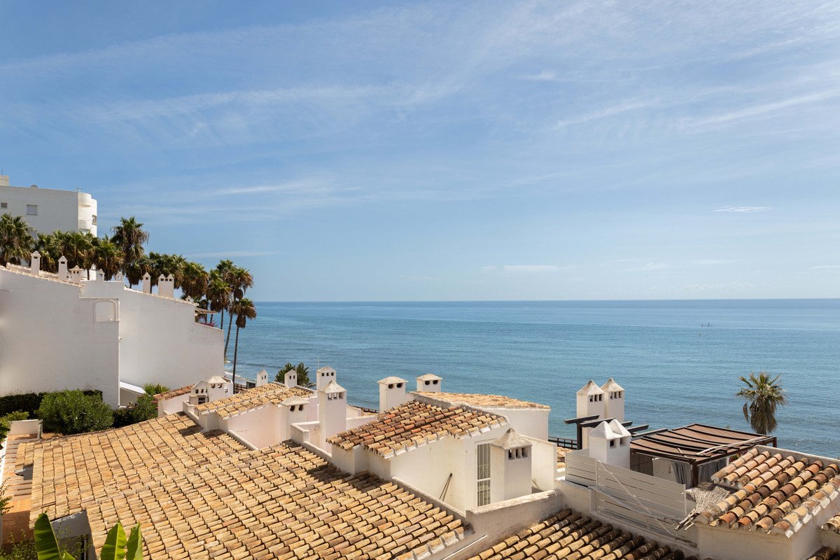 2 Bed Middle Floor Apartment in Calahonda