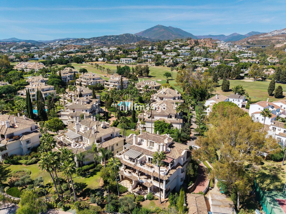 2 Bed Penthouse in Nueva Andalucía