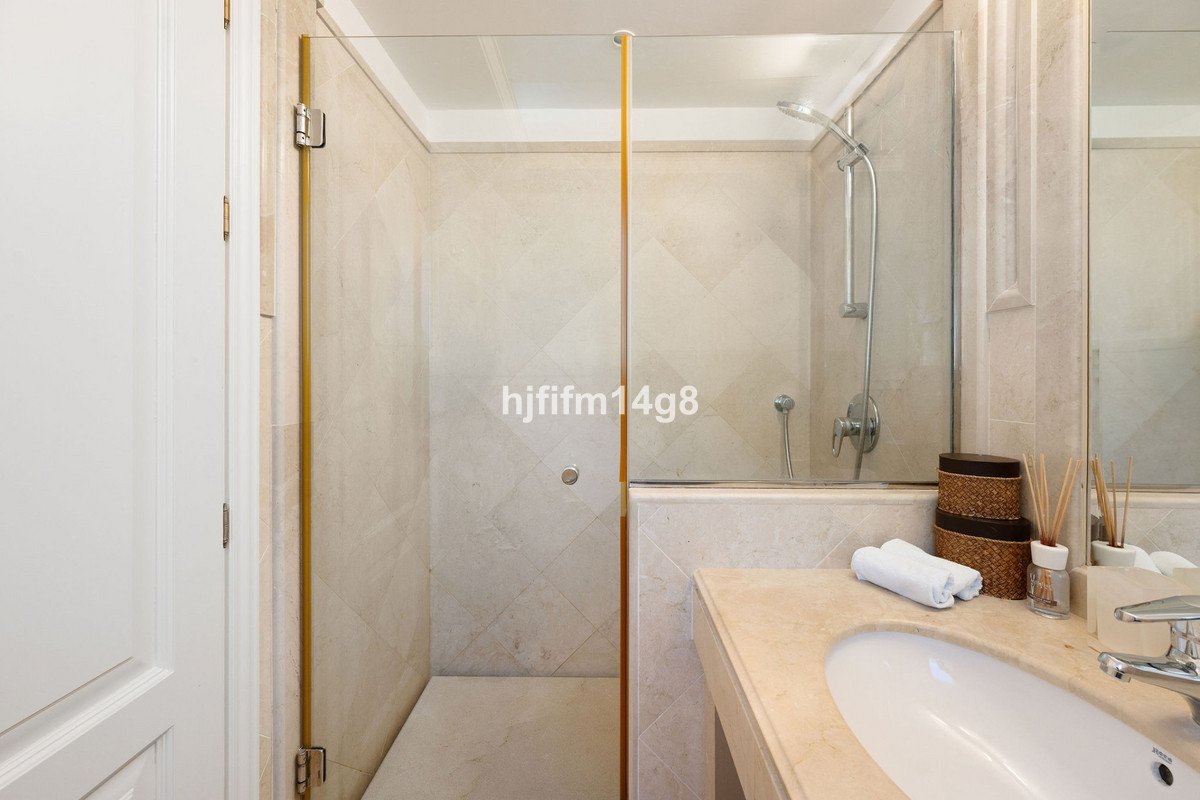 2 Bed Penthouse in Nueva Andalucía