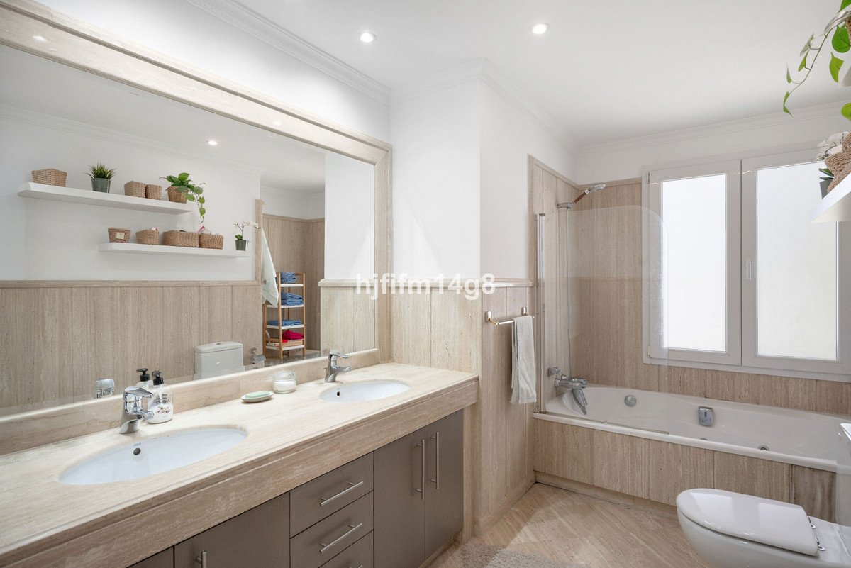 2 Bed Penthouse in Nueva Andalucía