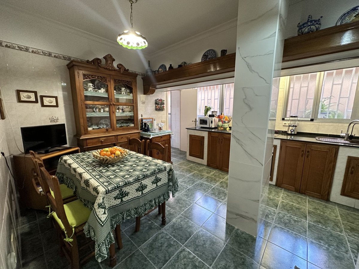 5 Bed Middle Floor Apartment in Malagueta