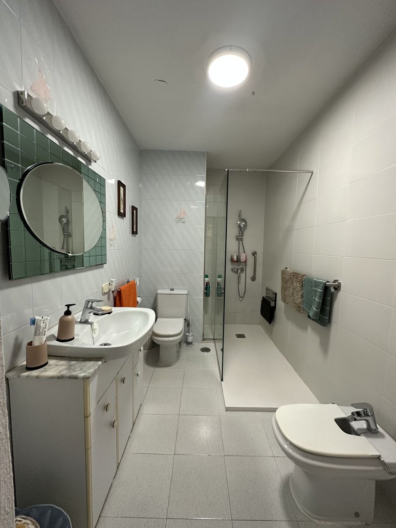5 Bed Middle Floor Apartment in Malagueta