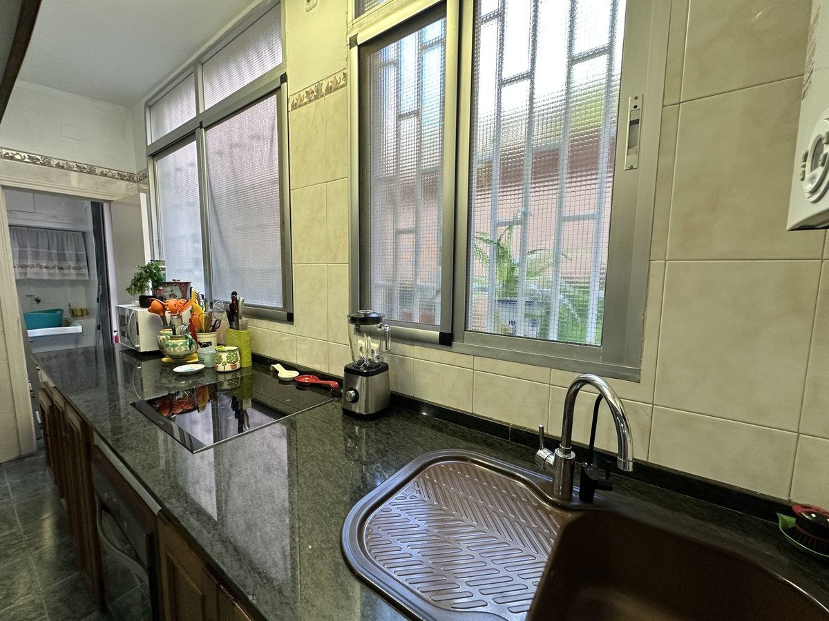 5 Bed Middle Floor Apartment in Malagueta