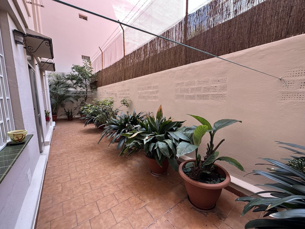 5 Bed Middle Floor Apartment in Malagueta