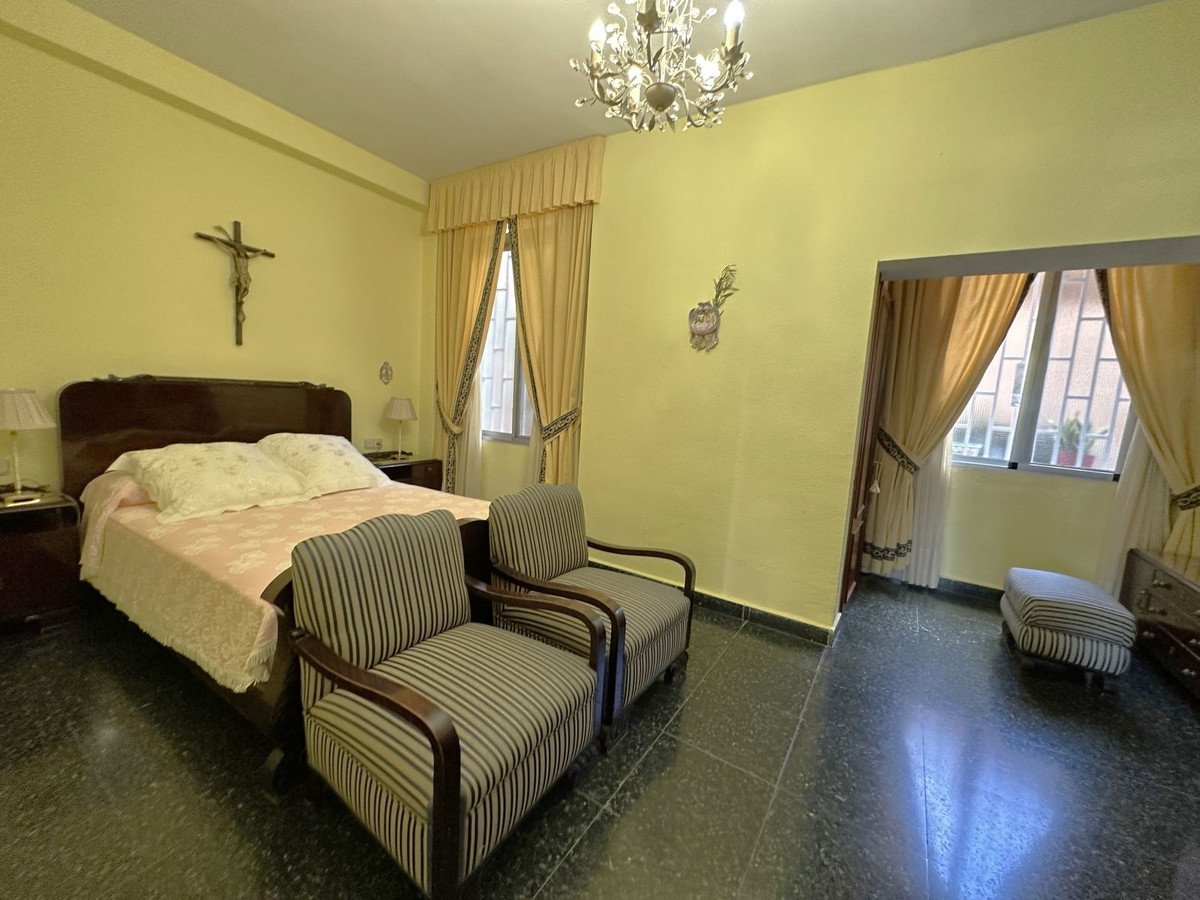 5 Bed Middle Floor Apartment in Malagueta