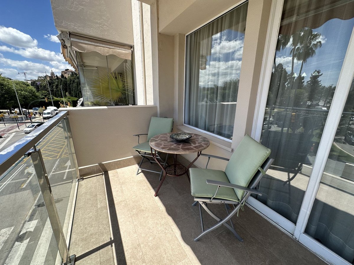 5 Bed Middle Floor Apartment in Malagueta