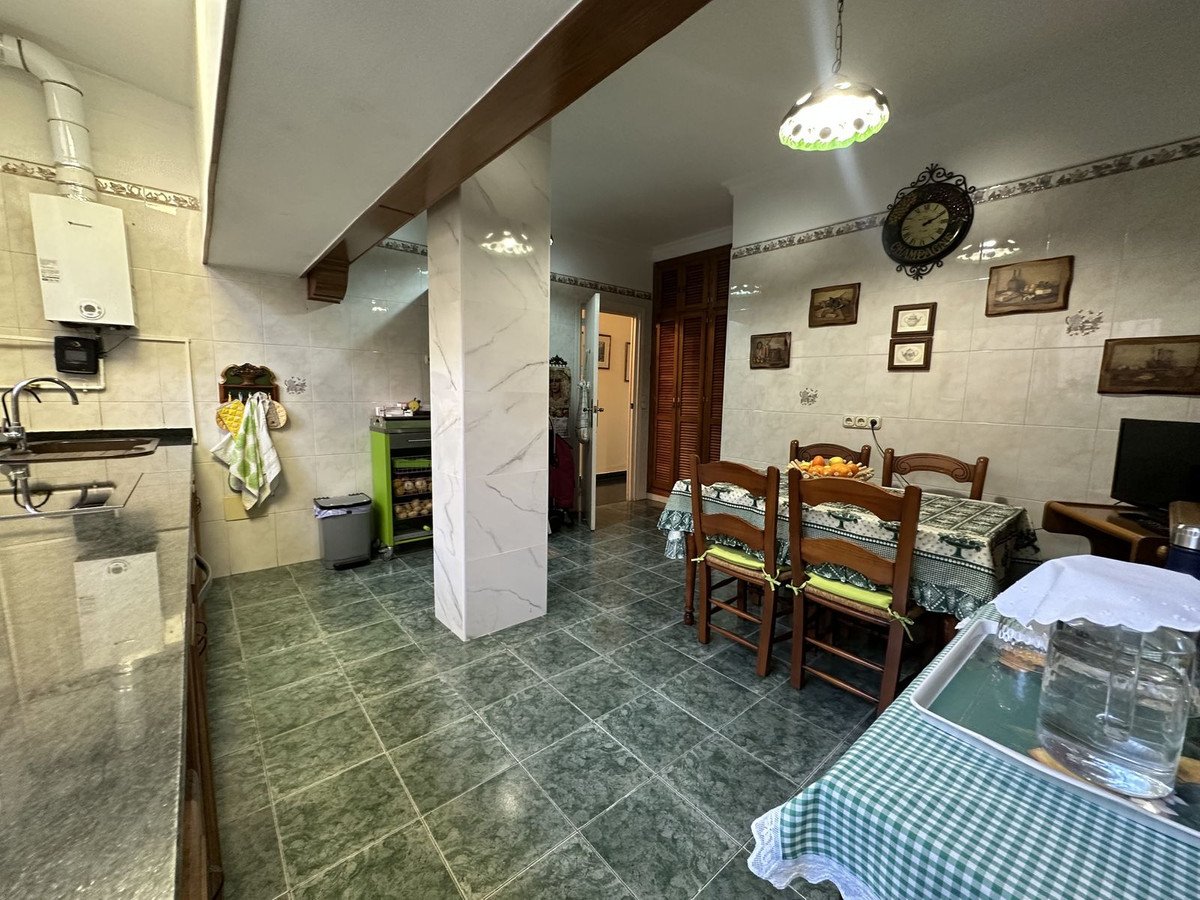 5 Bed Middle Floor Apartment in Malagueta