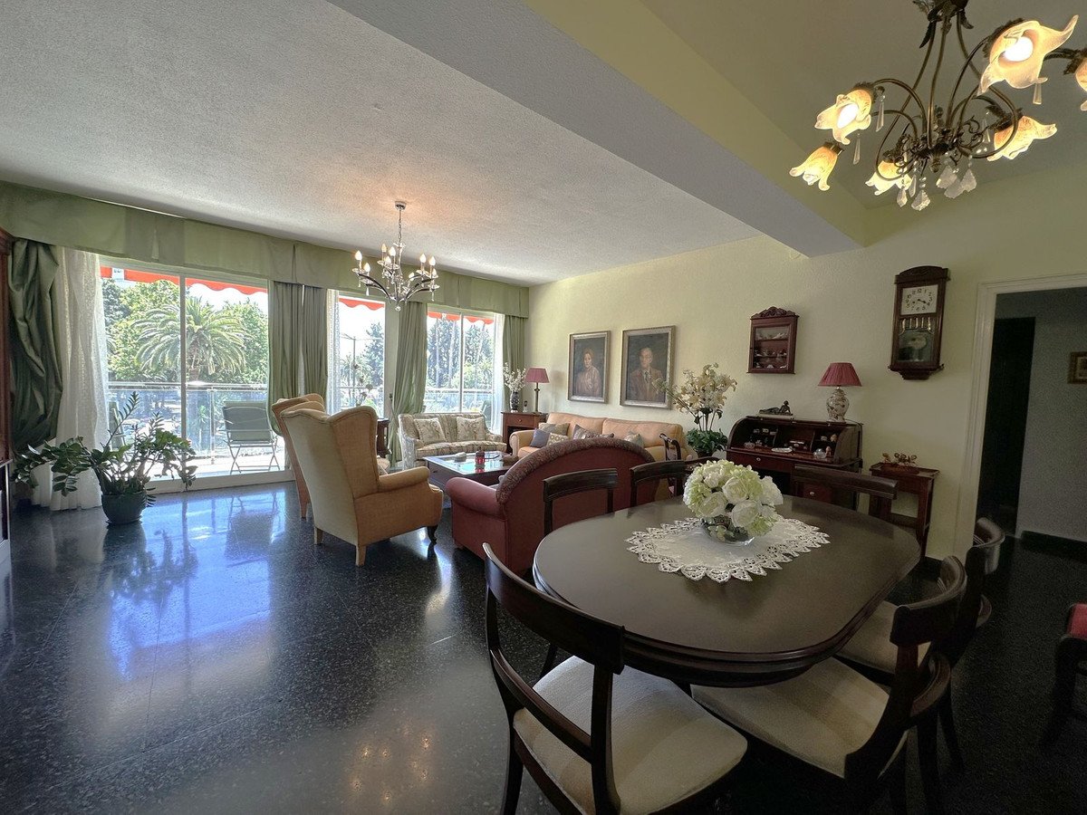 5 Bed Middle Floor Apartment in Malagueta