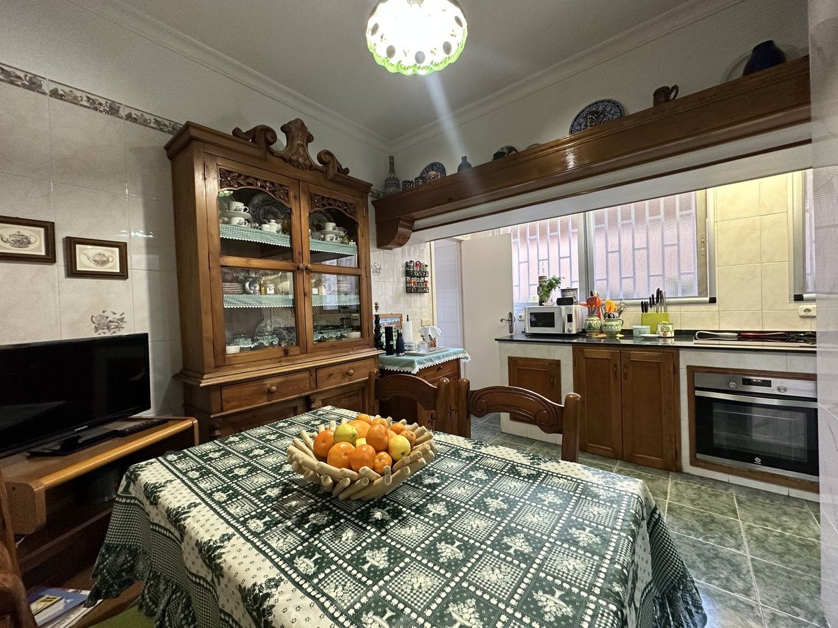 5 Bed Middle Floor Apartment in Malagueta