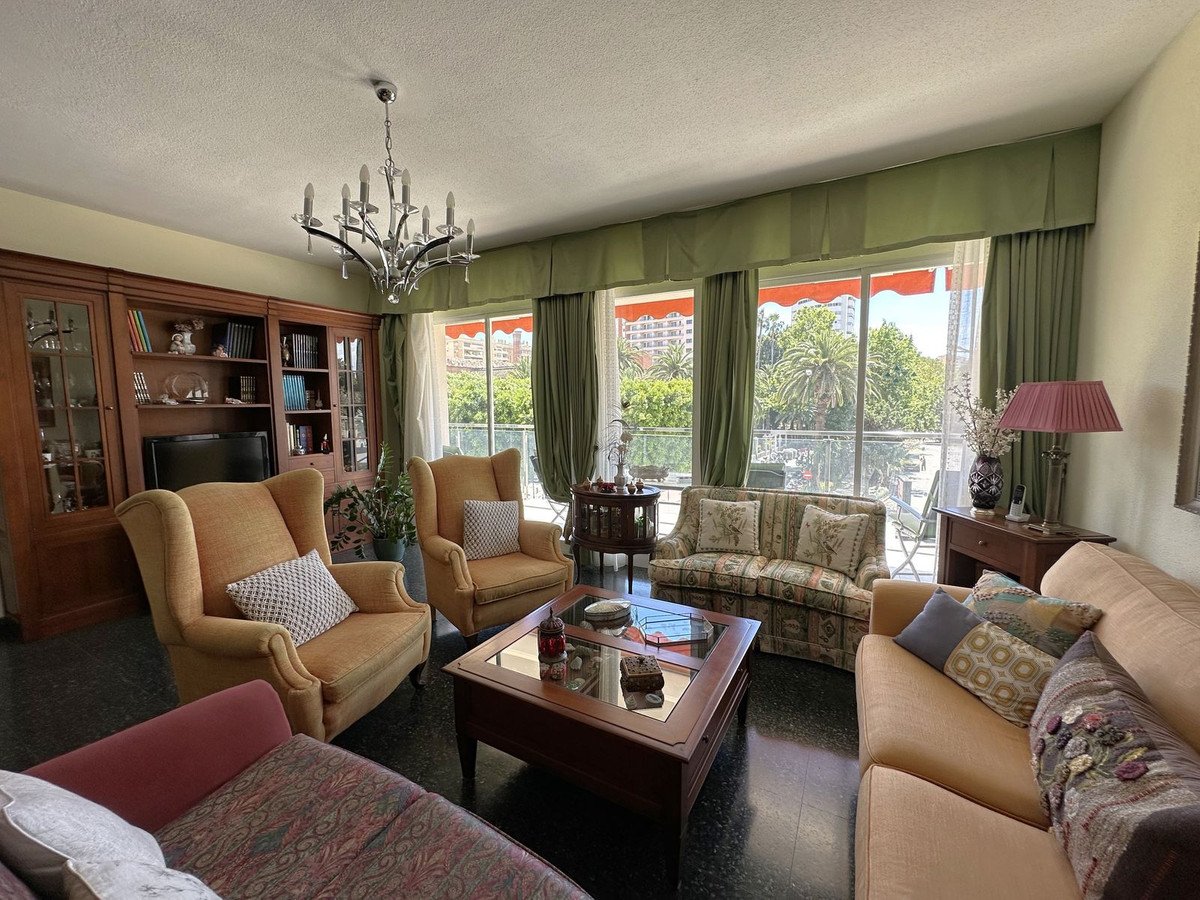 5 Bed Middle Floor Apartment in Malagueta