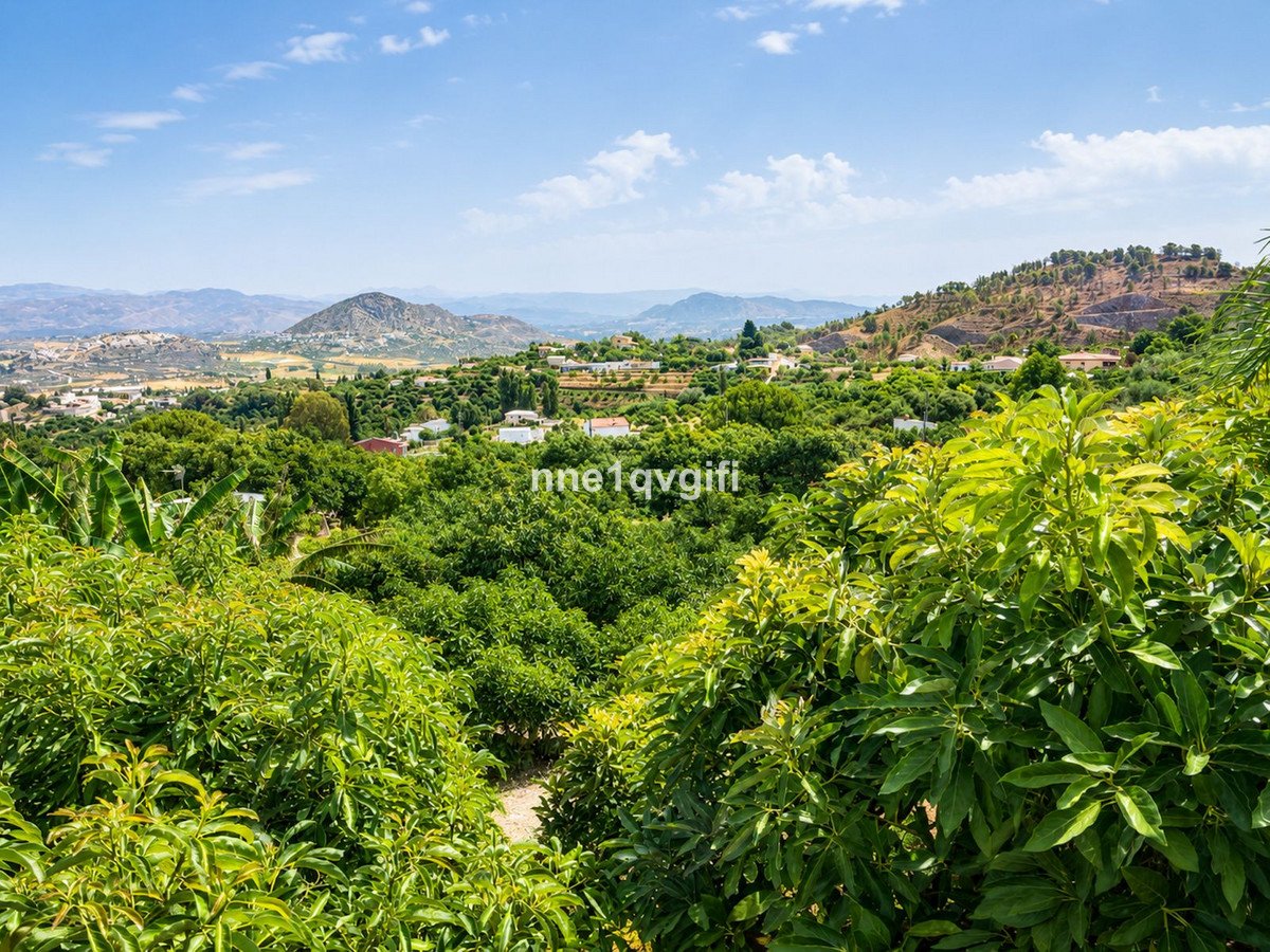 5 Bed Detached Villa in Coín