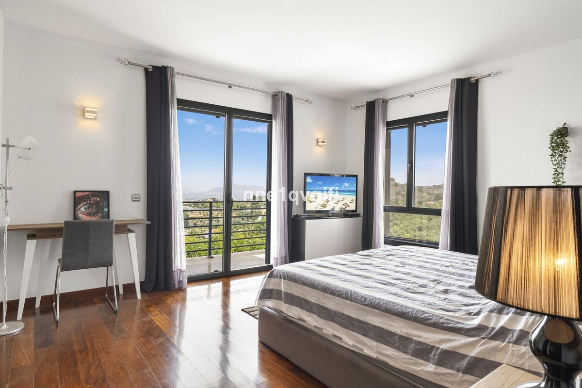 5 Bed Detached Villa in Coín