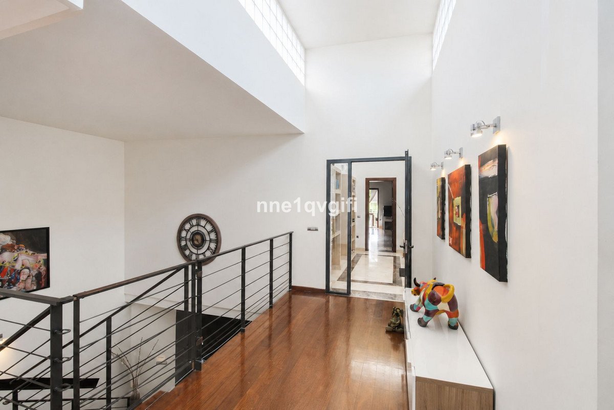 5 Bed Detached Villa in Coín