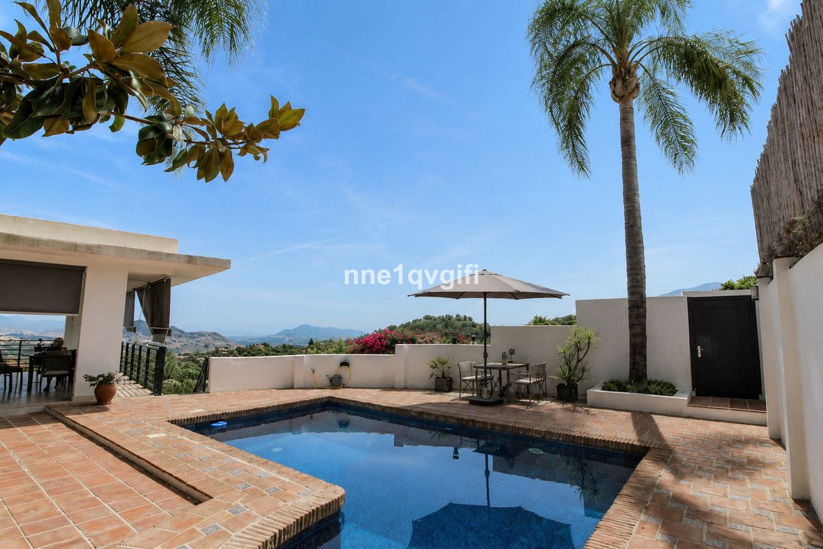 5 Bed Detached Villa in Coín