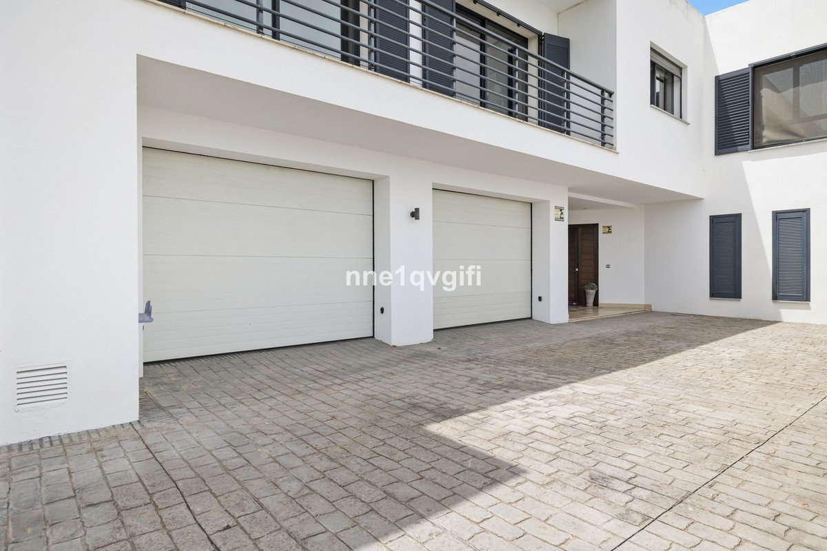 5 Bed Detached Villa in Coín