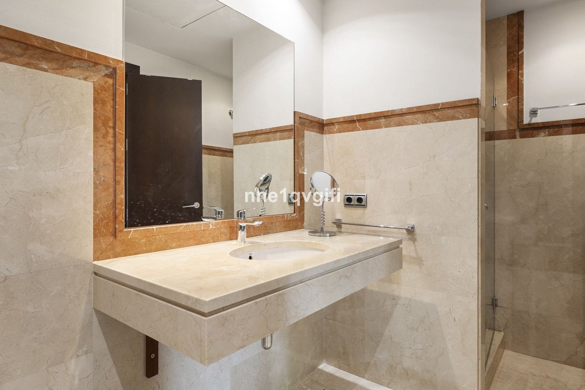 5 Bed Detached Villa in Coín