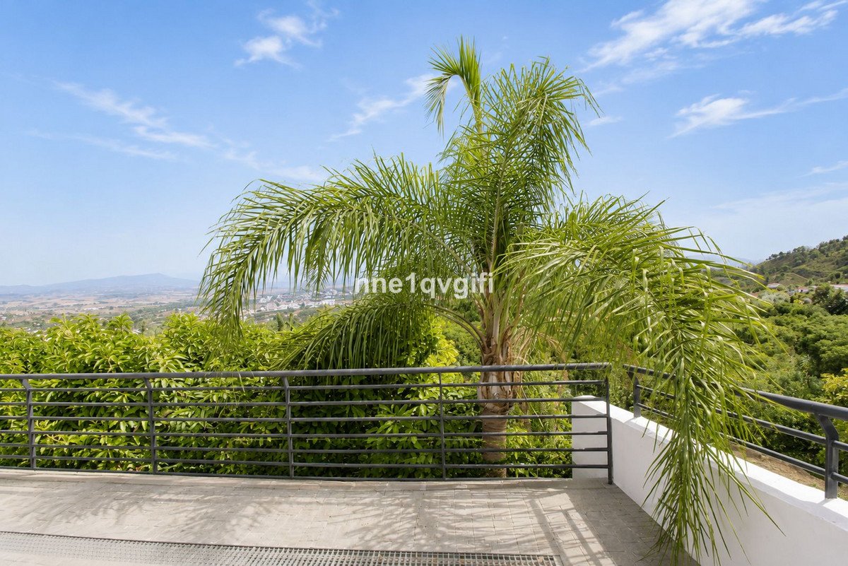 5 Bed Detached Villa in Coín