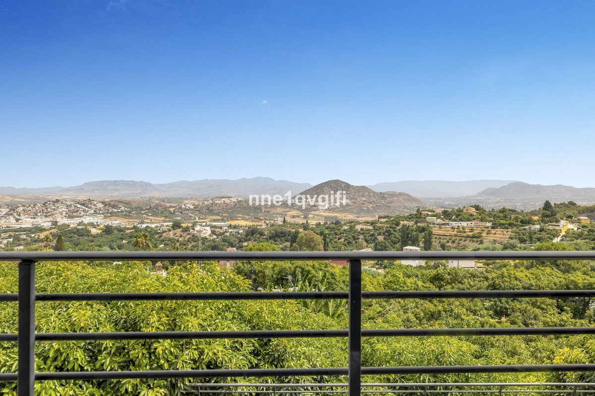 5 Bed Detached Villa in Coín