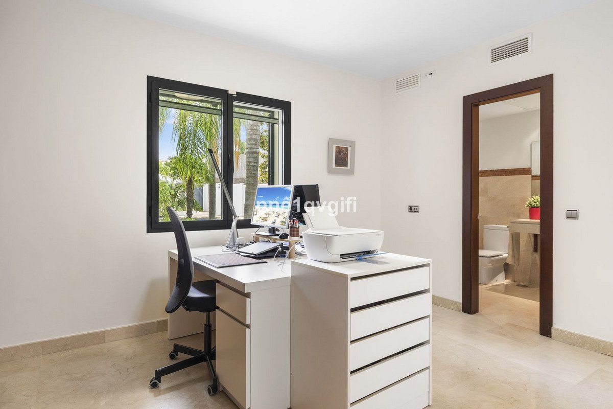 5 Bed Detached Villa in Coín
