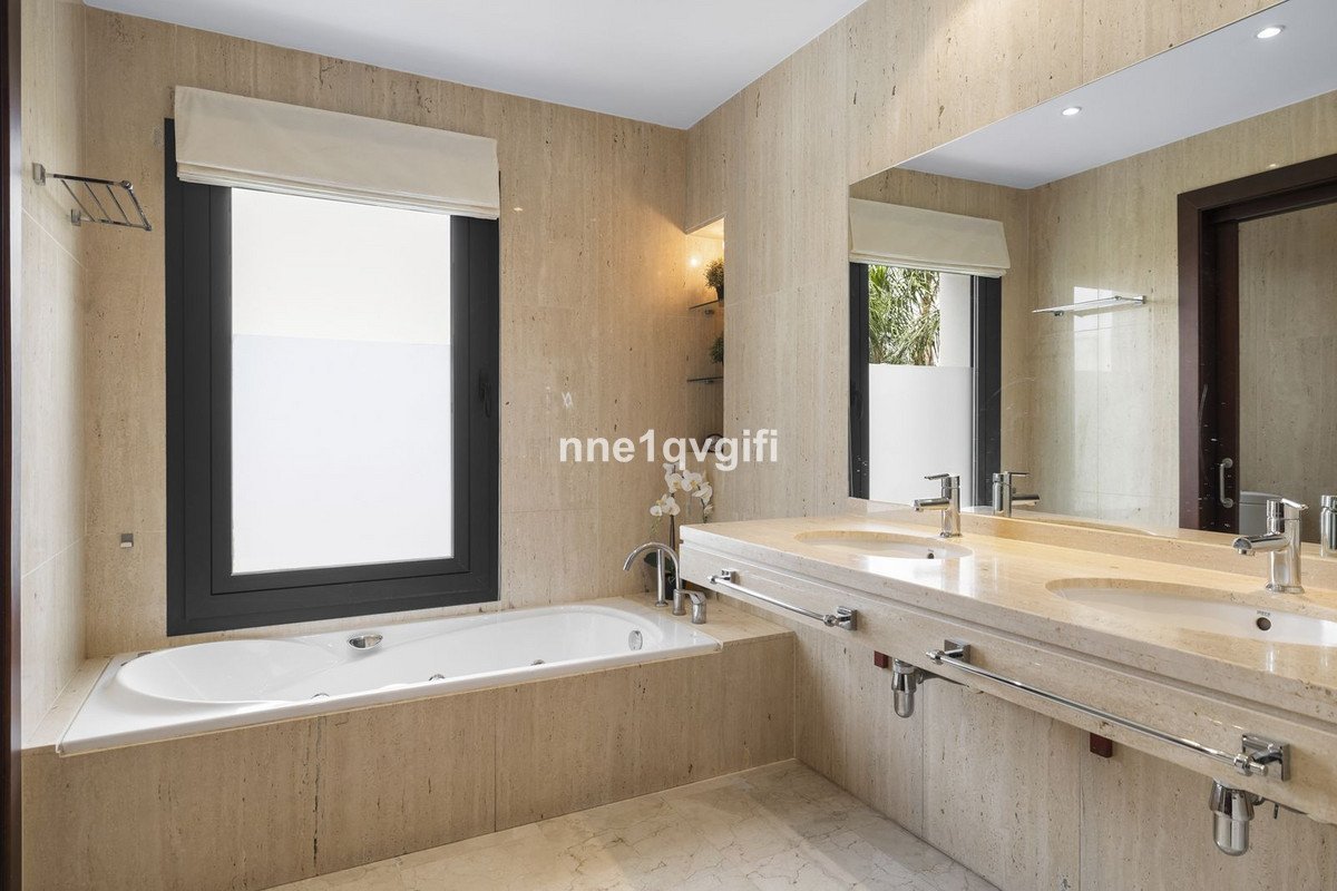 5 Bed Detached Villa in Coín