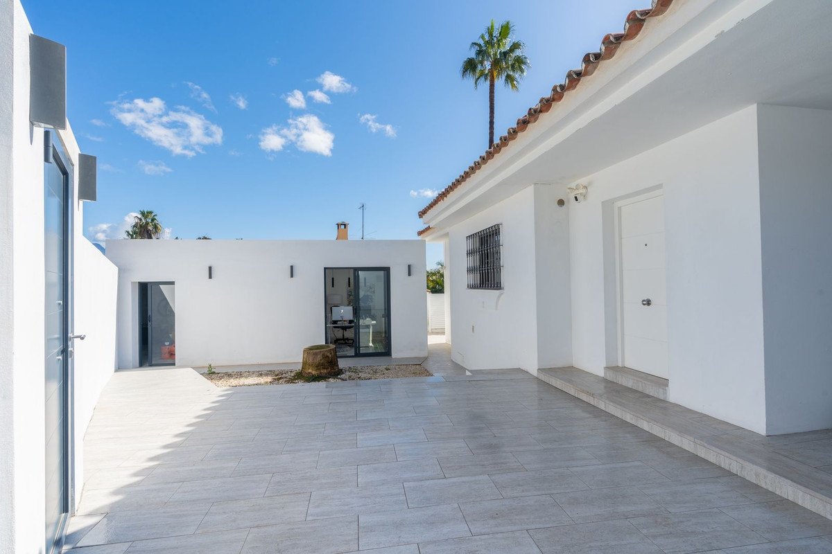5 Bed Detached Villa in Atalaya
