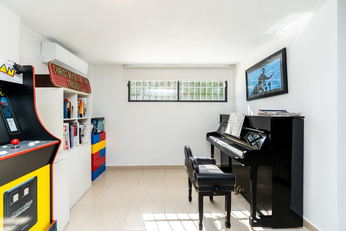 5 Bed Detached Villa in Atalaya