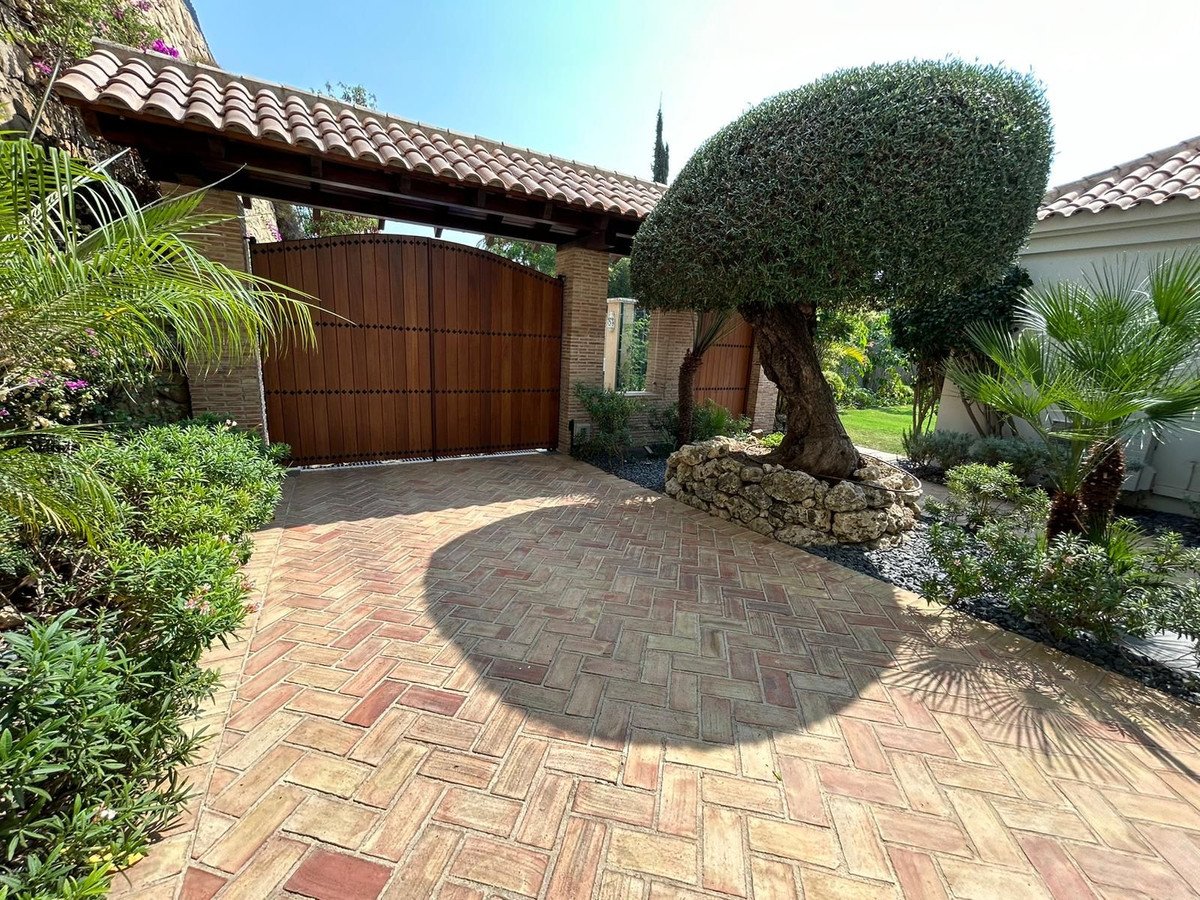 4 Bed Detached Villa in Estepona