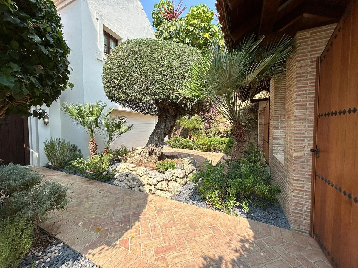 4 Bed Detached Villa in Estepona