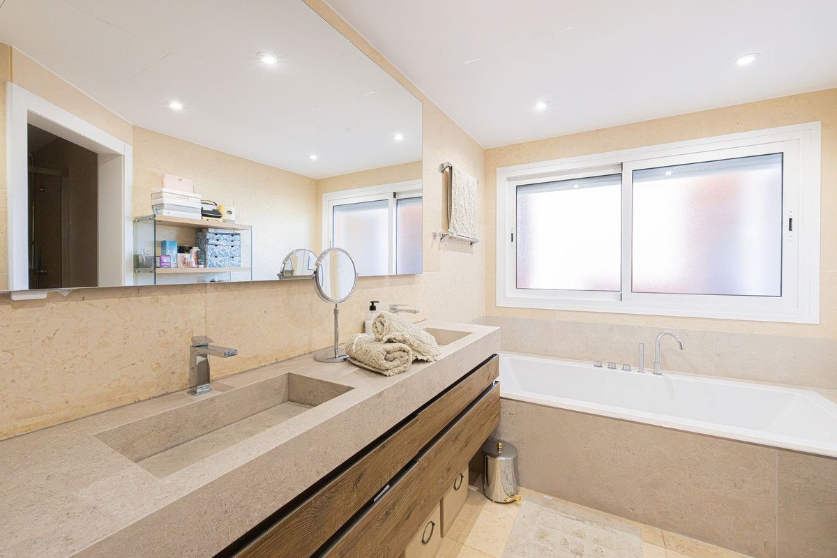 3 Bed Penthouse Duplex in Nueva Andalucía