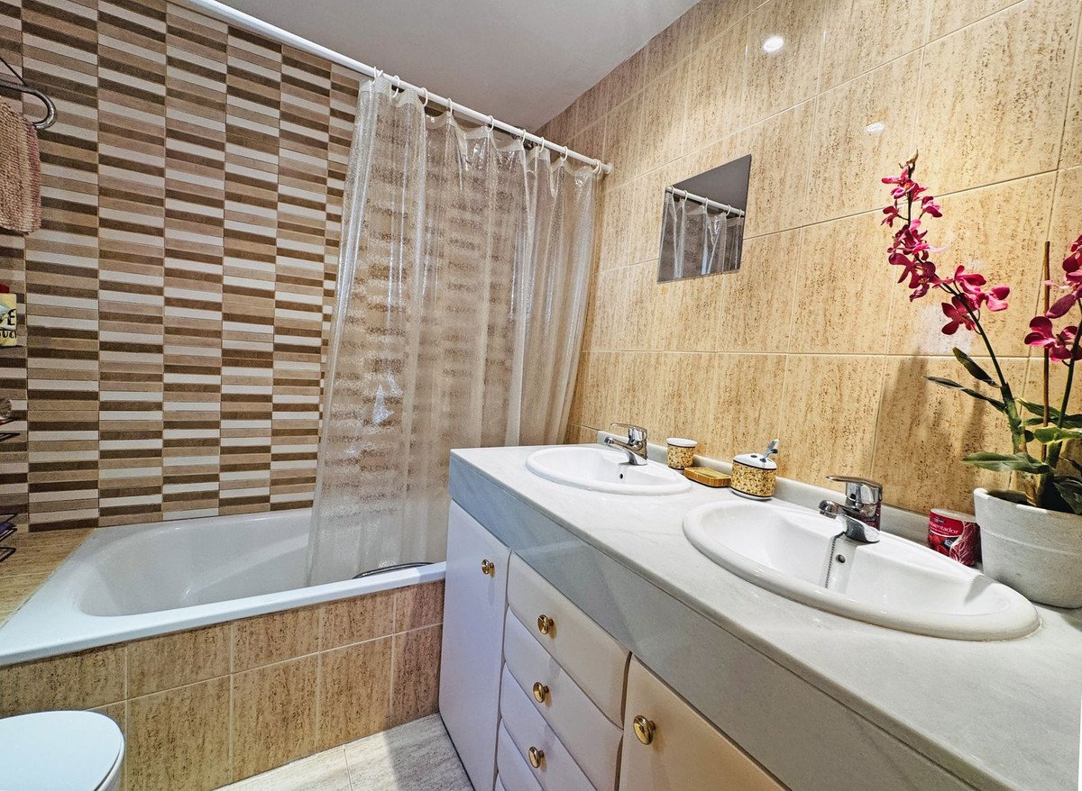 1 Bed Middle Floor Apartment in Calahonda