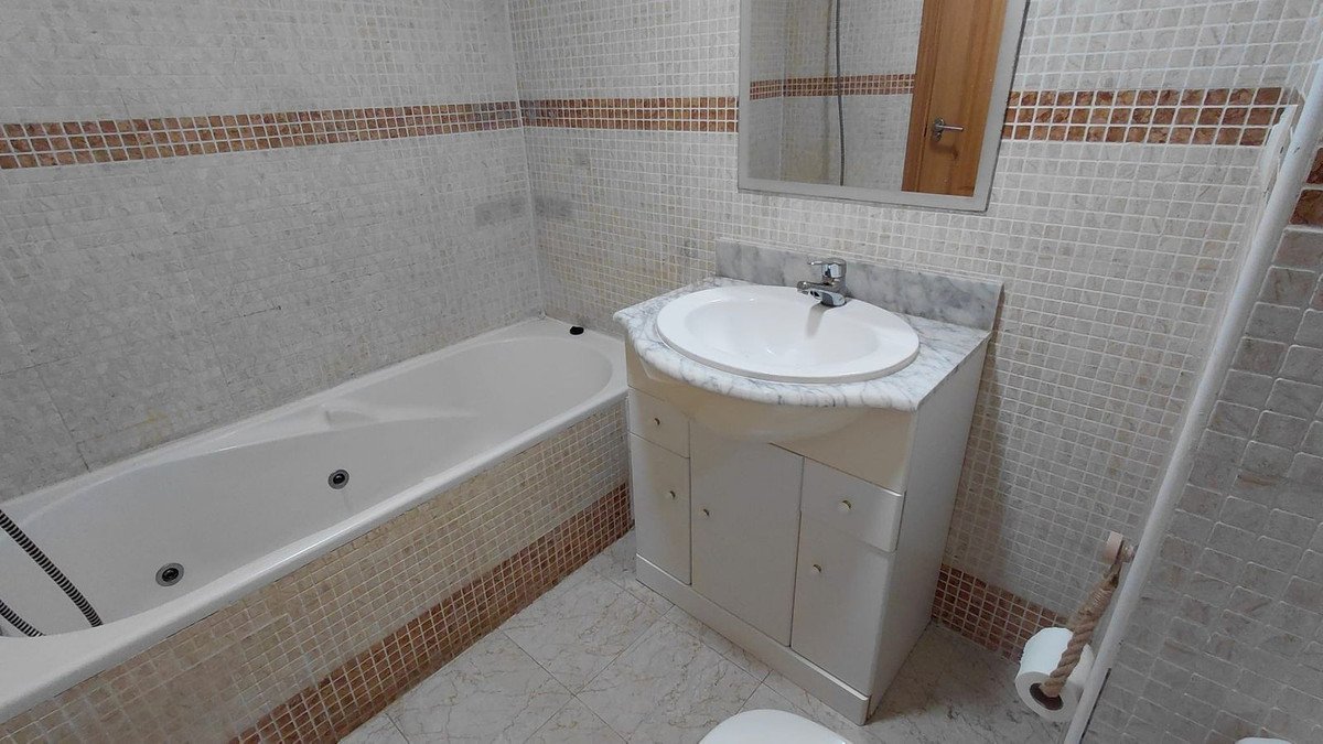 2 Bed Middle Floor Apartment in Manilva