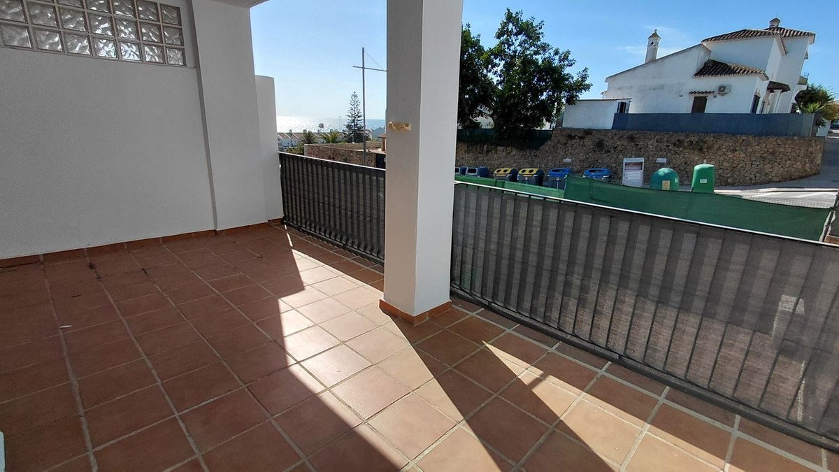 2 Bed Middle Floor Apartment in Manilva